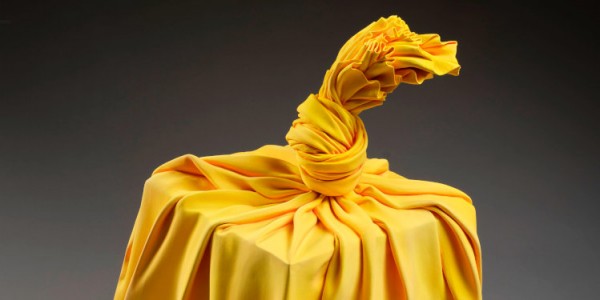 Sculpture jaune en forme de furoshiki noué autour d'un cube - Tanaka Yu (détail) © RMN-Grand Palais (MNAAG, Paris) / Thierry Ollivier