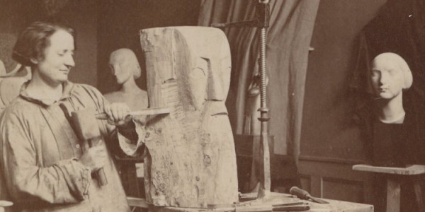Photographie anonyme, Chana Orloff dans son atelier rue d’Assas, 1915 - Ateliers-musée Chana Orloff, Paris	© Chana Orloff, Adagp, Paris 2023