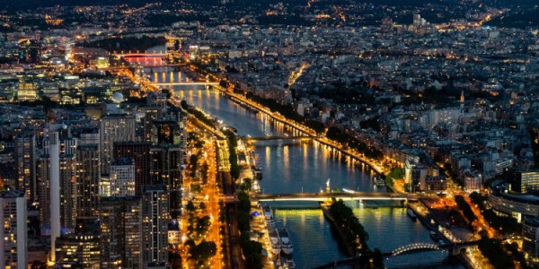 La Seine à Paris, la nuit © Razvan Mirel