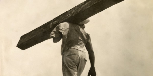 Tina Modotti, Homme portant une poutre, 1928, Tirage gélatino-argentique d’époque 17,5 × 22,2 cm. Collection et archives de la Fundación Televisa