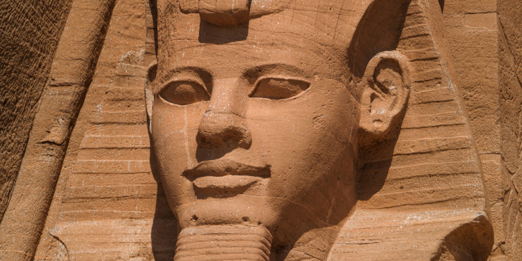 Colosse de Ramsès II sur la façade d’Abou Simbel, Aswan	© World Heritage Exhibitions
