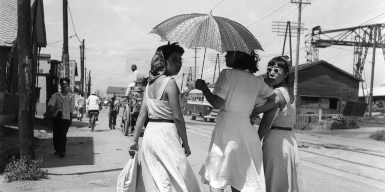 Femmes se promenant, Sendai, 1950, Ken Domon, Museum of Photography © DR