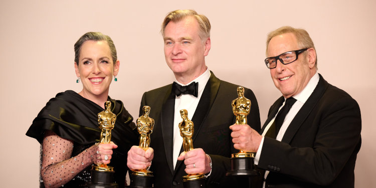 Christopher Nolan entouré des producteurs Emma Thomas et Charles Roven © Michael Baker / © A.M.P.A.S.