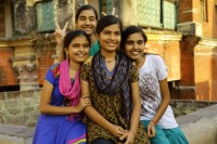Nidhi Jha, étudiante indienne (au centre)