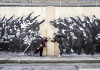 Agnès Varda, JR devant le collage des ouvriers