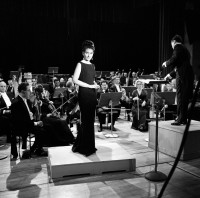 Maria Callas accompagnée  par l'Orchestre National de l'ORTF, dirigé par Georges Prêtre, à la Maison de la Radio, 1965