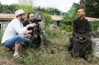 Les réalisateurs Marc J Francis et Max Pugh avec un moine