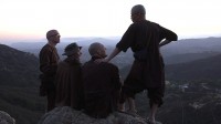 Le moine Phap Dung avec d''autres moines au monastère Deer Park en Californie