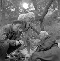 Ingmar Bergman, Bibi Andersson et Victor Sjöström sur le tournage du film « Les Fraises sauvages »