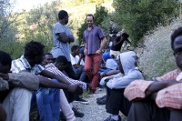 Cédric Herrou (au centre) avec des réfugiés