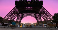 Sous la Tour Eiffel