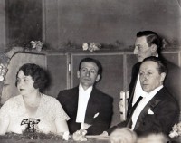 Dans la loge de Bernard Natan (debout) en compagnie de sa femme, de Raimond Bernard et Roland Dorgelès