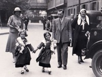 Bernard Natan, son épouse et ses filles en promenade dans la cour des studios Francoeur.