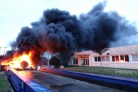 Rouleaux de moquette incendiés par les ouvriers de l'usine Sodimatex en 2010 à Crépy-en-Valois