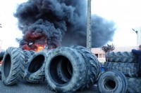 Barricade de pneus devant l'usine Sodimatex en 2010 à Crépy-en-Valois