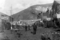 Evocation historique de la ville de Dawson City à travers des films muets et images d'archives