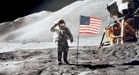 L'astronaute Buzz Aldrin à côté du drapeau américain sur la Lune.