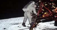 L'astronaute Buzz Aldrin s'apprête à poser le pied sur le sol lunaire.