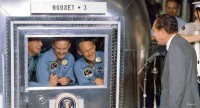 Les astronautes Neil Armstrong, Michael Collins et Buzz Aldrin salués par le Président des Etats-Unis Richard Nixon après leur retour sur Terre.