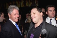Le président Bill Clinton et le chef de Miramax, Harvey Weinstein, lors de la fête d'anniversaire d'Hillary Clinton à l'hôtel Hudson à New York, le 25 octobre 2000.