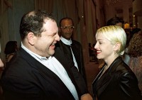 Harvey Weinstein et Madonna à la fête pré-Oscar Miramax pour la 67e cérémonie annuelle des Academy Awards, à Los Angeles, le 26 mars 1995