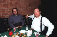 Bob Weinstein et Harvey Weinstein de Miramax au Lions Gate Films/Miramax à la Première du film " Dogma ", novembre 1999.