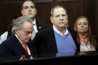 Harvey Weinstein et son avocat Benjamin Brafman (à gauche) comparaissent devant le tribunal pénal de Manhattan le vendredi 25 mai 2018.
