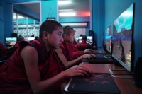 Jeunes moines bhoutanais s'adonnant aux jeux en réseau