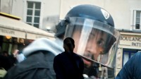 Alexandre Benalla revêtu d'un casque de police, place de la Contrescarpe le 1er mai 2018