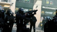 Des policiers protègent la devanture d'un restaurant McDonald's