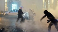 Des policiers de la BRAV-M font face aux manifestants sur les Champs-Elysées