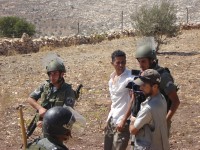 Jeune homme palestinien arrêté par des soldats israéliens