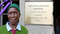 A 94 ans, Gogo est l'écolière la plus âgée du monde