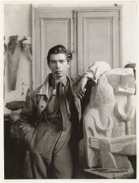 Marc Vaux, Zadkine dans son atelier de la rue Rousselet accoudé à “Formes féminines”, vers 1920. Archives du Musée Zadkine