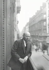 Georges Chevalier, Albert Kahn au balcon de sa banque, 102 rue de Richelieu, Paris, 1914, Inv. I 135 X