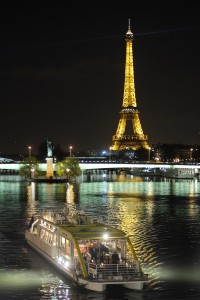 Arletty devant La Tour Eiffel