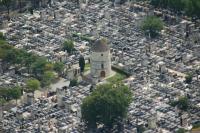 Zoom sur le cimetière du Montparnasse vu depuis le haut de la tour Montparnasse (Paris)