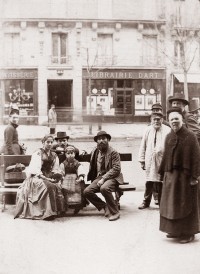 Famille napolitaine à Paris, Boulevard Saint-Germain, vers 1880, Musée national de l’histoire de l’immigration 