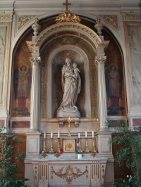 Statue de la Vierge à l'Enfant écrasant le serpent
