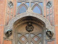 Céramiques d'art d'Alexandre Bigot au-dessus du portail et sculptures de Pierre Roche