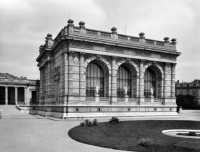 Photographie,
vue du Palais Galliera,
vers 1923-1935
Tirage gélatino-argentique
contrecollé sur
feuille cartonnée,
extrait d’un album
de photographies
