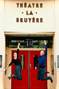 Fleur et Thibaud Houdinière devant l'entrée du Théâtre Actuel La Bruyère