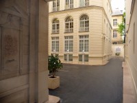 Photographie du bâtiment abritant le Musée des lettres et manuscrits.