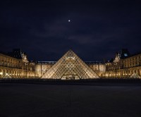 Cour Napoléon, palais et Pyramide du Louvre