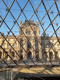 Vue du Louvre depuis l'intérieur de la Pyramide