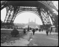 Promeneurs au pied de la tour Eiffel