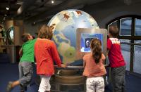 La Terre - Globe géant en rotation. Deux écrans tactiles permettent de découvrir quels animaux vivent dans quels milieux naturels