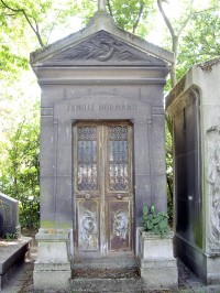 Tombe d'Émilienne d'Alençon, cimetière des Batignolles, 1e division, Paris 17e