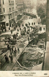 Le parvis de Saint-Philippe-du-Roule après l'orage du 15 juin 1914