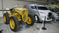 Un tracteur Type J et le prototype Tubik